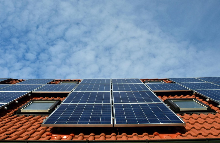 Placas solares en el tejado de una casa